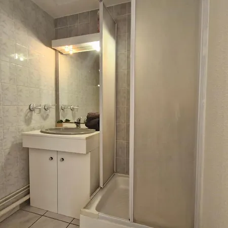 Appartement - Vue - Proximite Et Parking Privatif *